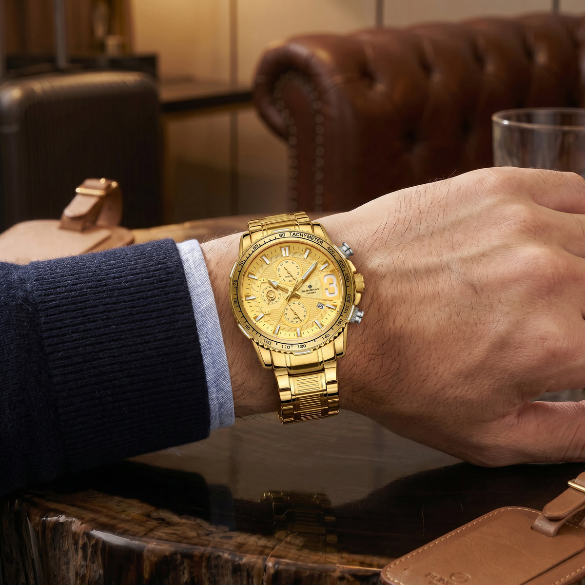 Goldene Alltrack Pioneer Uhr mit elegantem Zifferblatt